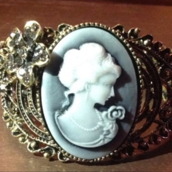 Cameo Bracelet - Picture 2 of 6